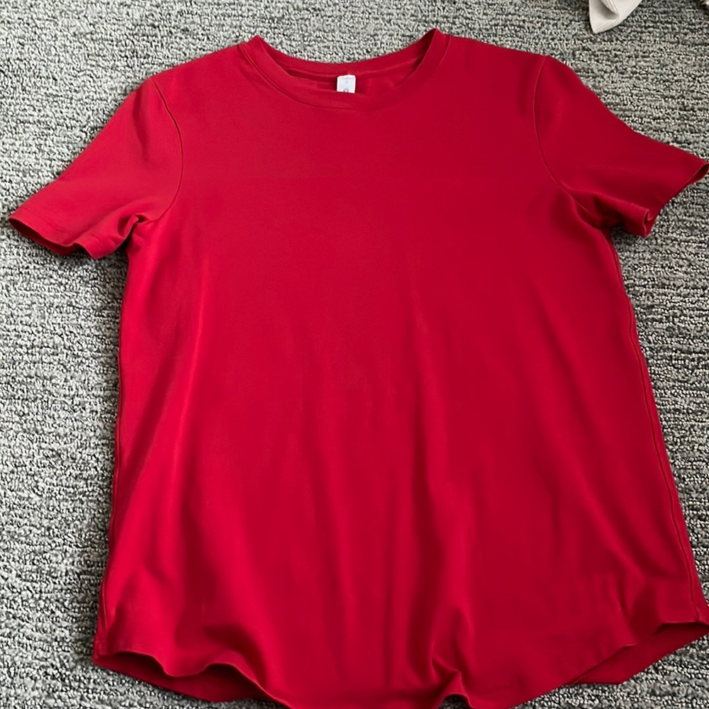 red lululemon shirt